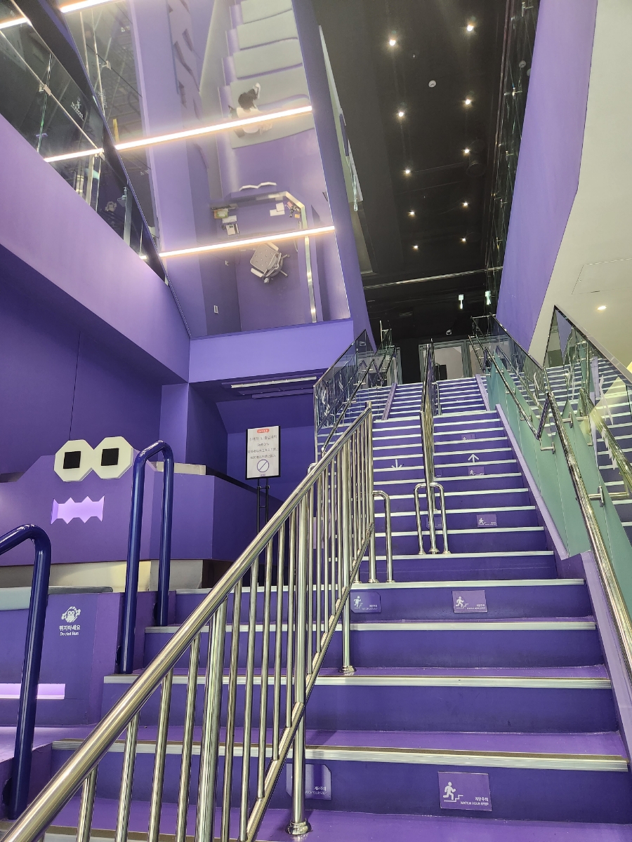 Escalera morada del interior de HiKR Ground en julio de 2024